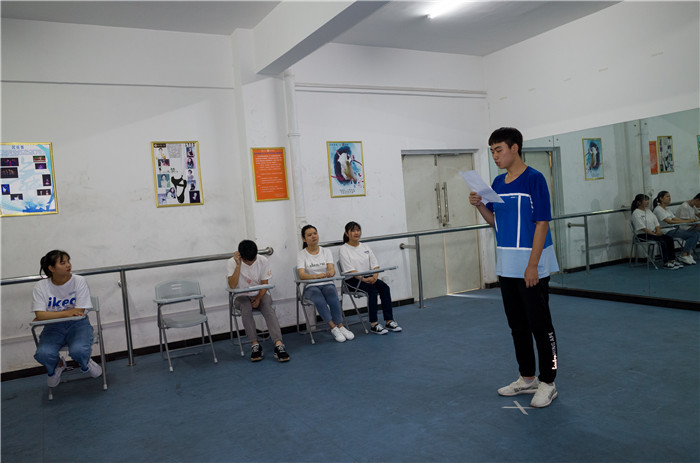 高二學(xué)播音主持要花多少錢?藝考培訓(xùn)費(fèi)用?貴不貴?