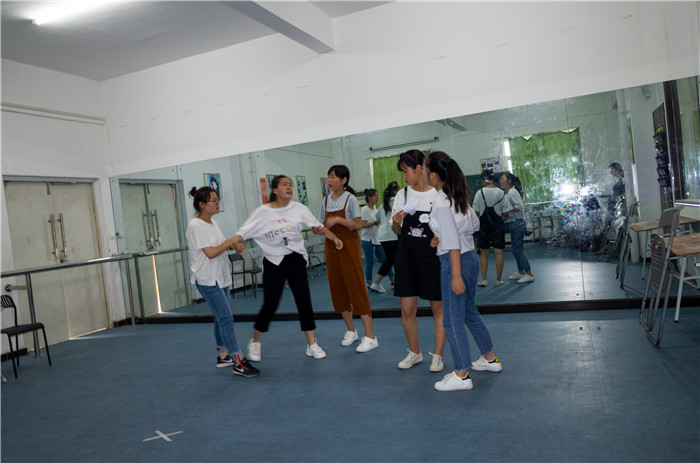 高二學(xué)播音主持要花多少錢?藝考培訓(xùn)費(fèi)用?貴不貴?