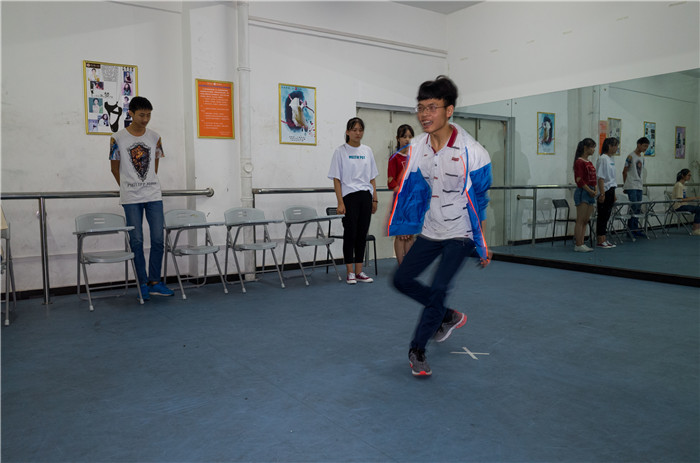 高二學(xué)播音主持要花多少錢?藝考培訓(xùn)費(fèi)用?貴不貴?