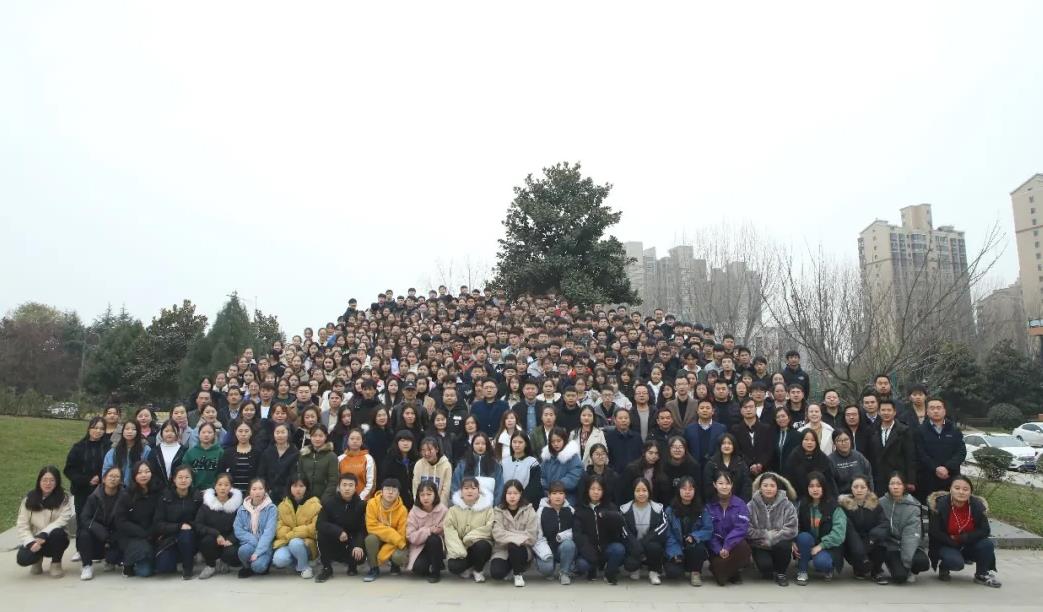 陜西博恩文化藝術(shù)學(xué)校2019屆傳媒專(zhuān)業(yè)學(xué)生畢業(yè)留念